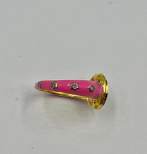 Anillo esmaltado rosa con Diamantes y Esmeralda